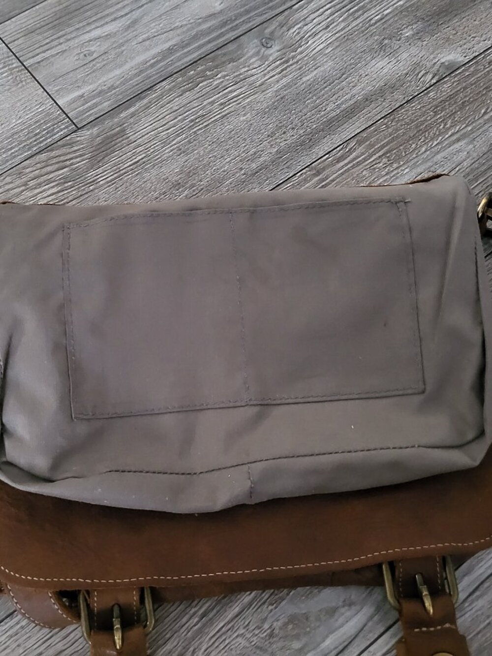 Roots Canada Vintage Tribe Leather Messenger Bag Brown - Picture 10 of 14